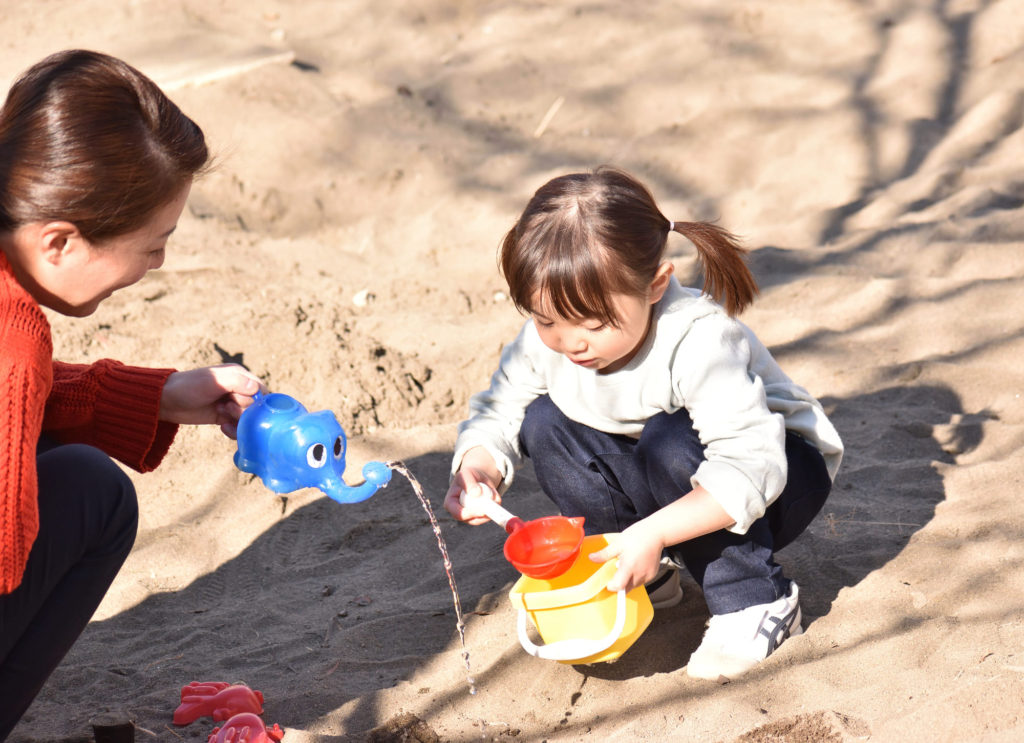 泥遊びの効果とは？親子での関わり方と遊び方のアイディアをご紹介